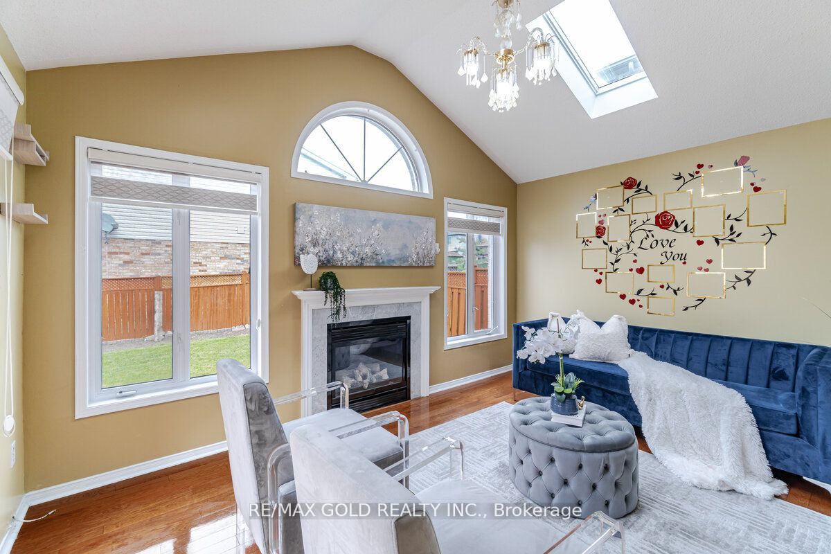 33 Willow Park Dr