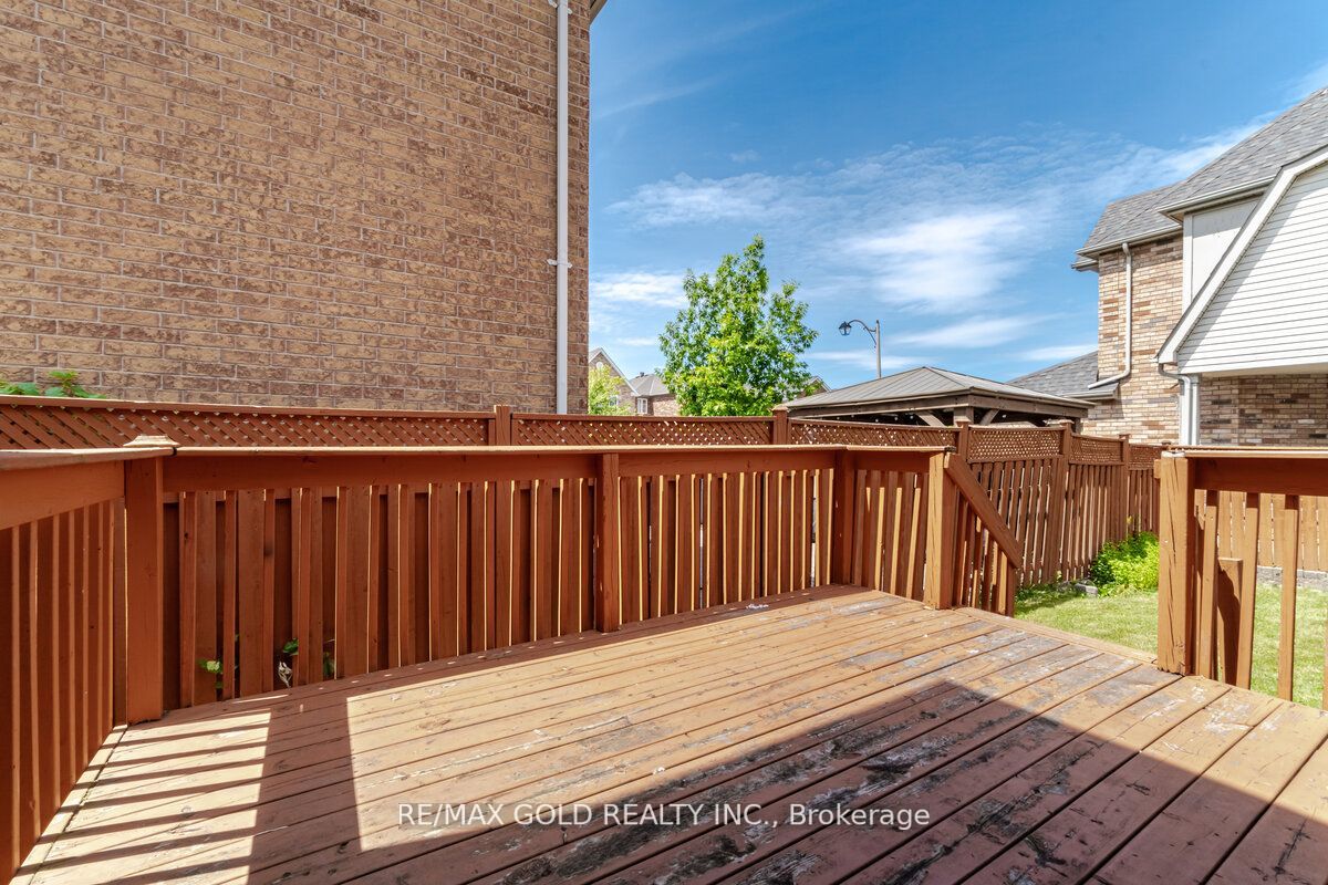 33 Willow Park Dr