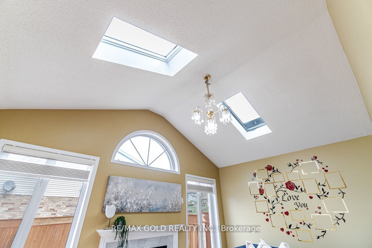 33 Willow Park Dr