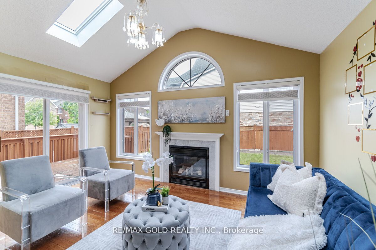 33 Willow Park Dr