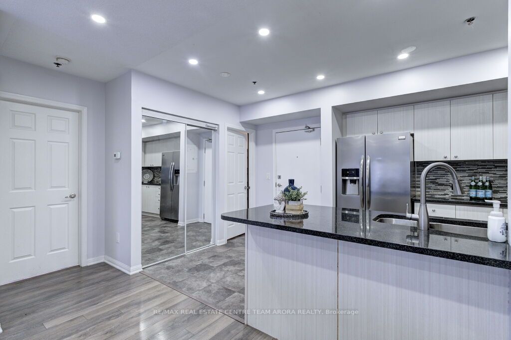 70 Baycliffe Cres, #106
