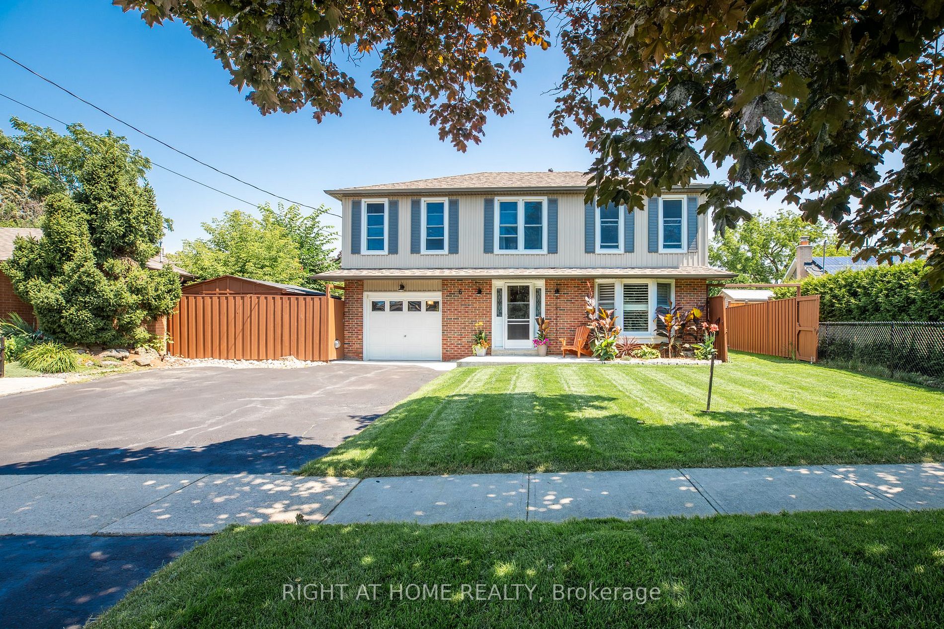 6 Baylor Cres