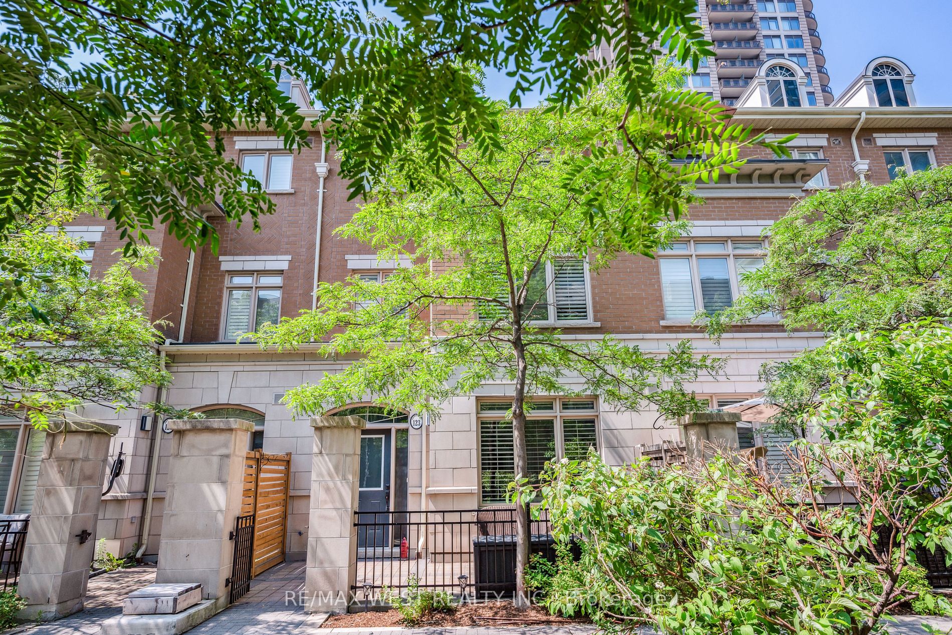 383 Prince Of Wales Dr, #Th#123