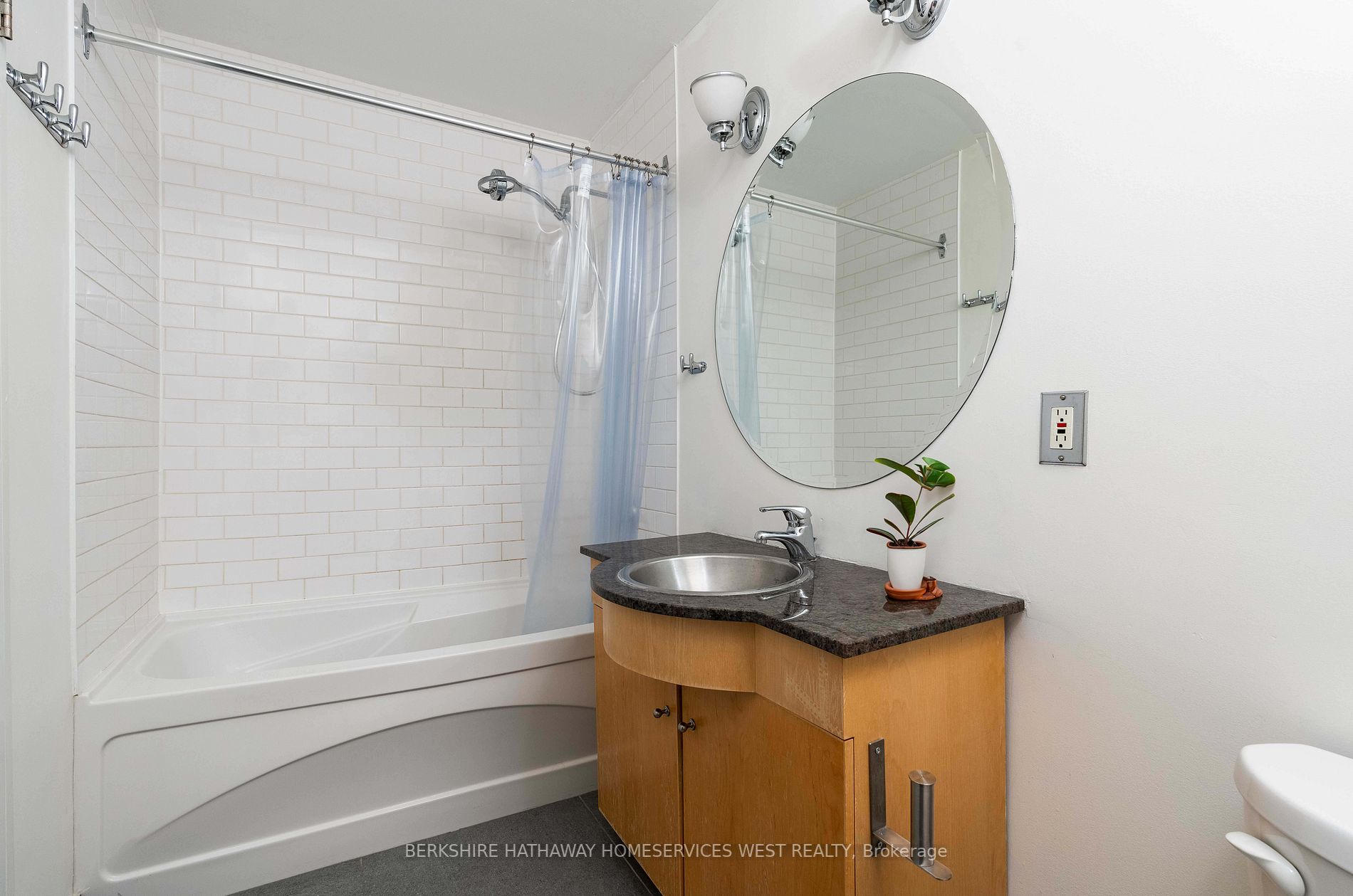 27 Brock Ave, #111