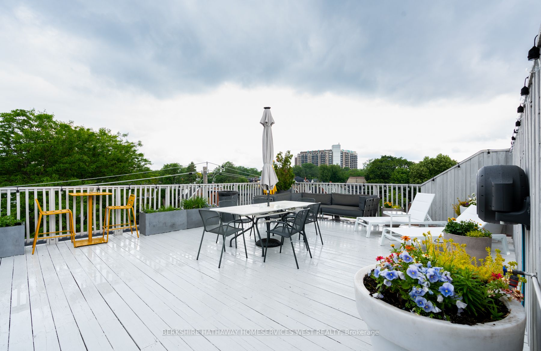 27 Brock Ave, #111