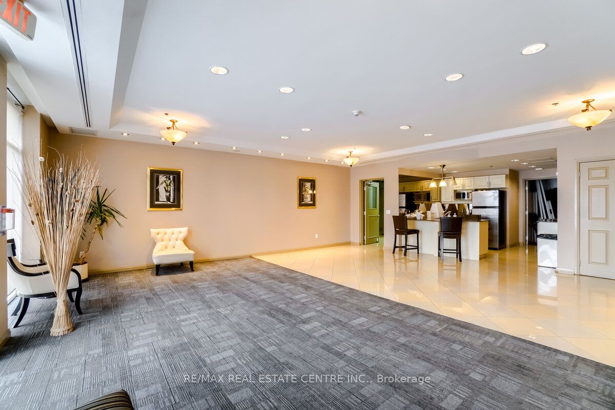 220 Forum Dr, #102
