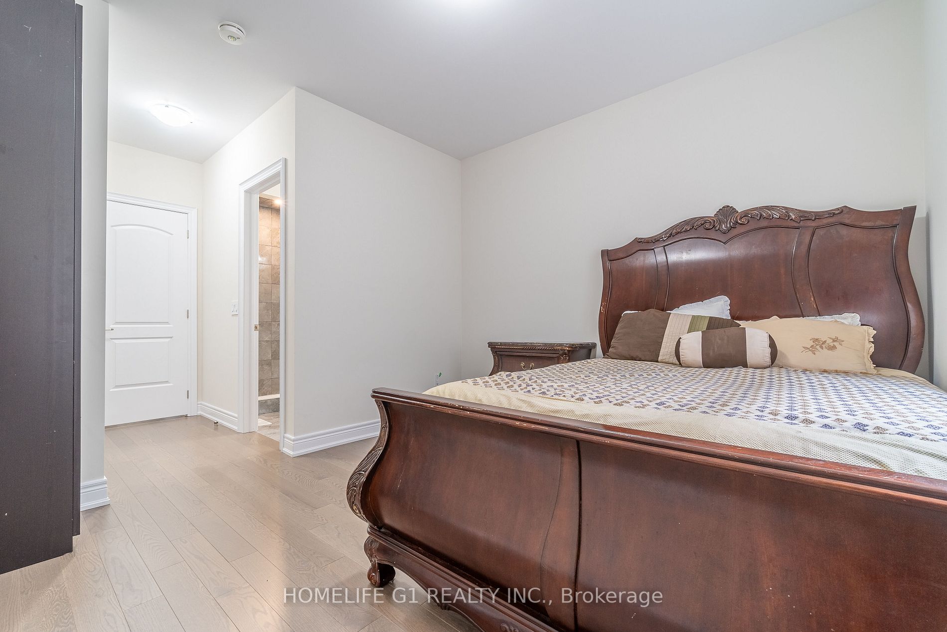 24 Daisy Meadow Cres W