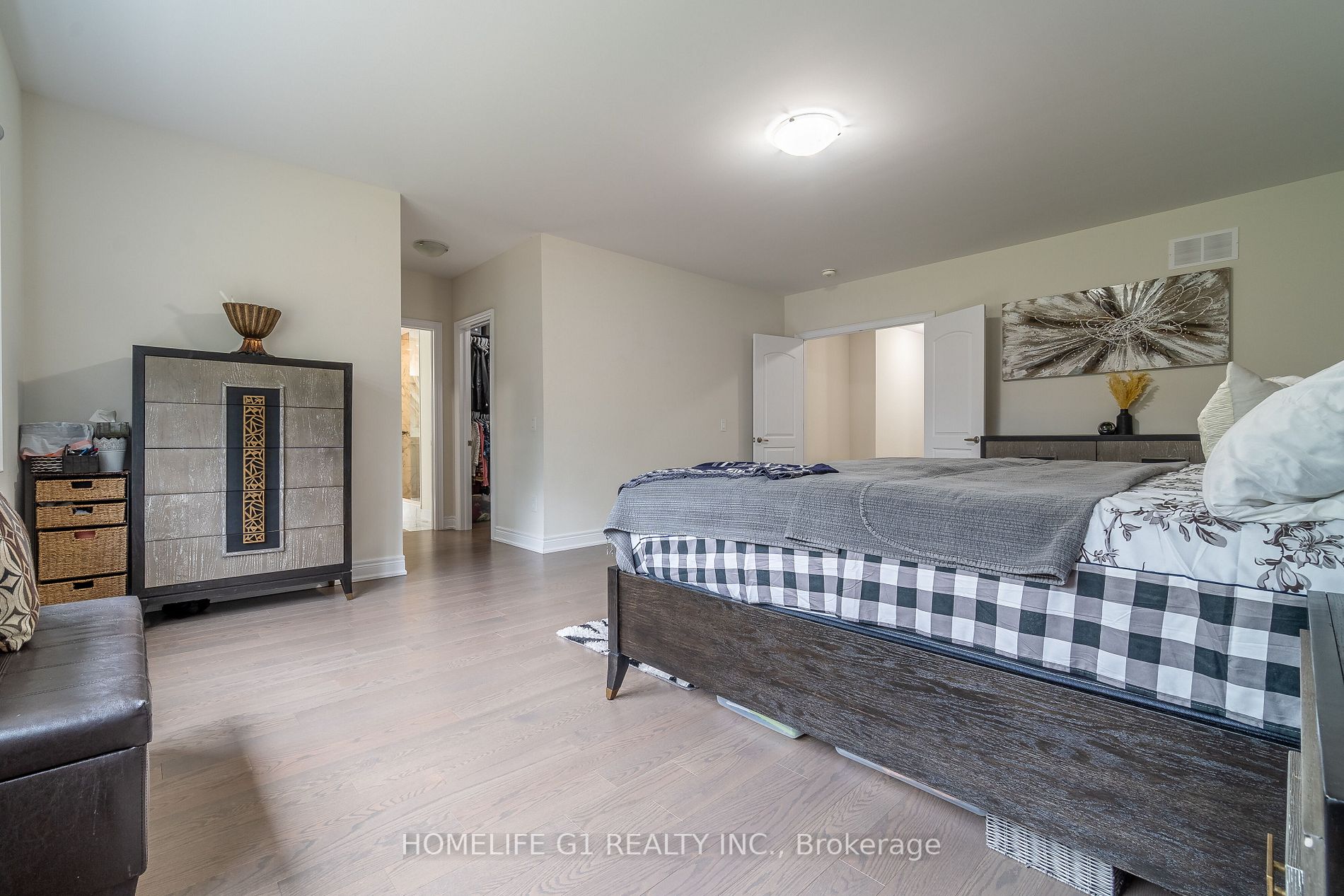 24 Daisy Meadow Cres W