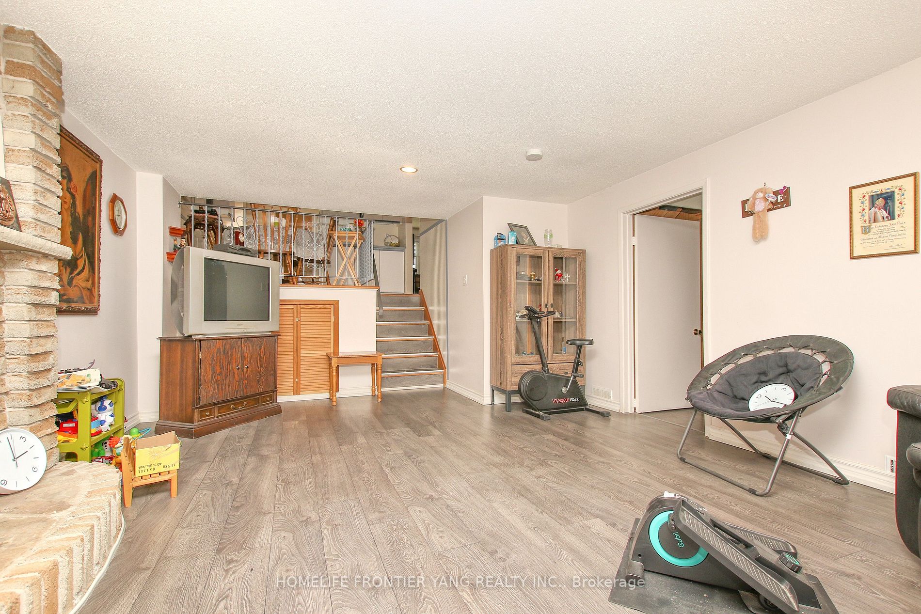 288 Centre St N