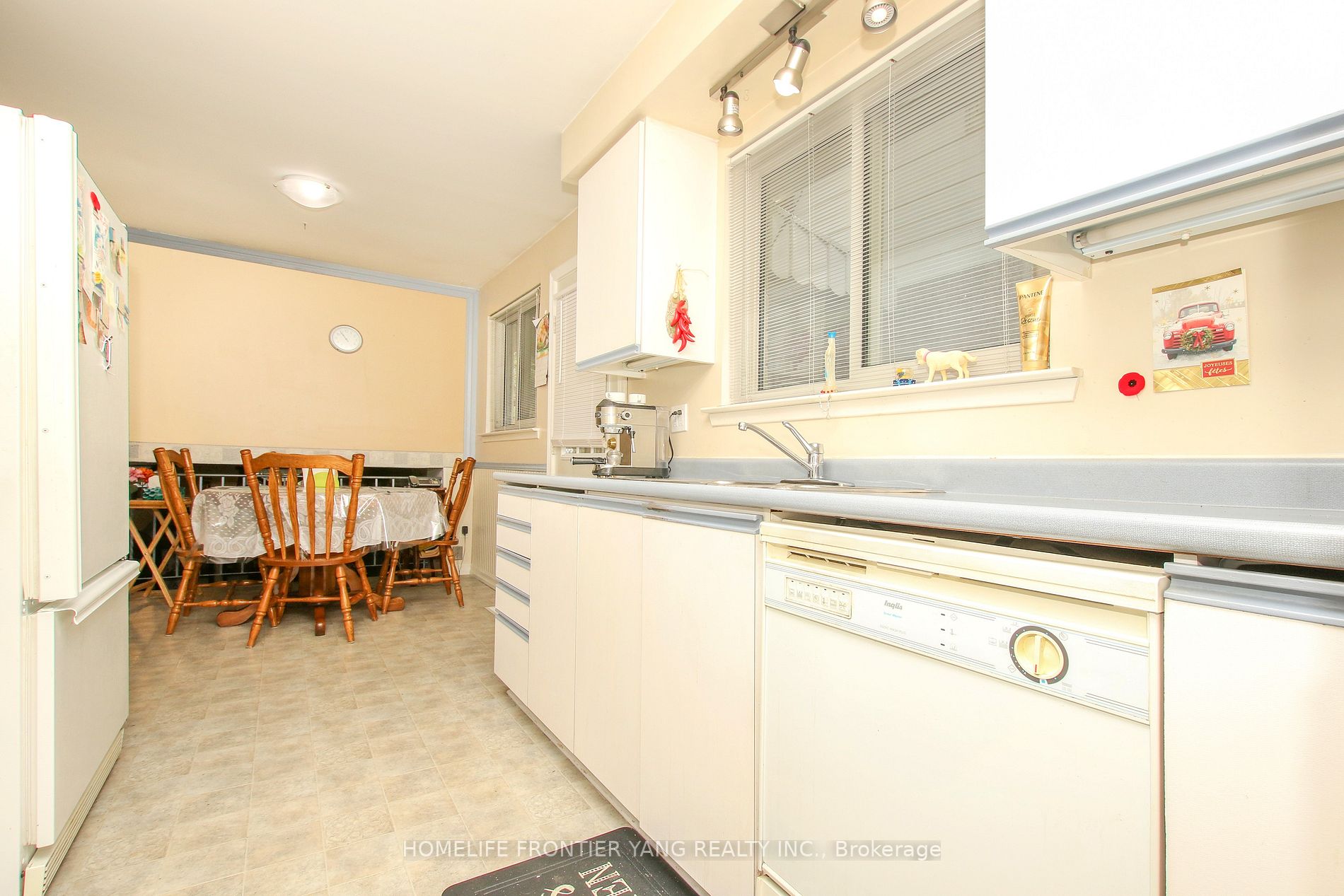 288 Centre St N