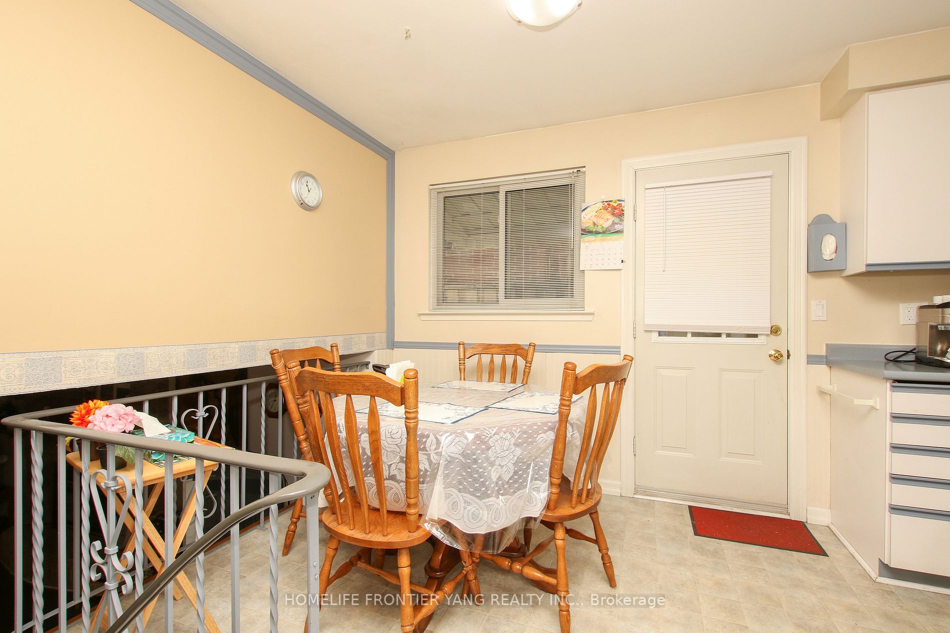 288 Centre St N