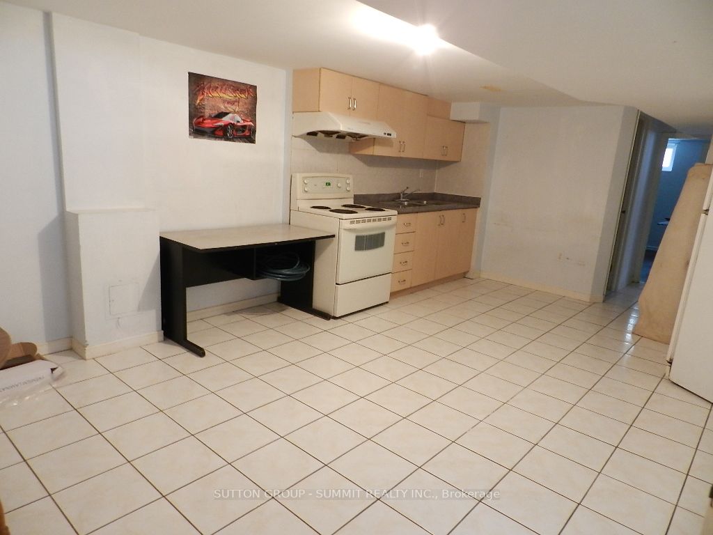 3581 Queenston Dr