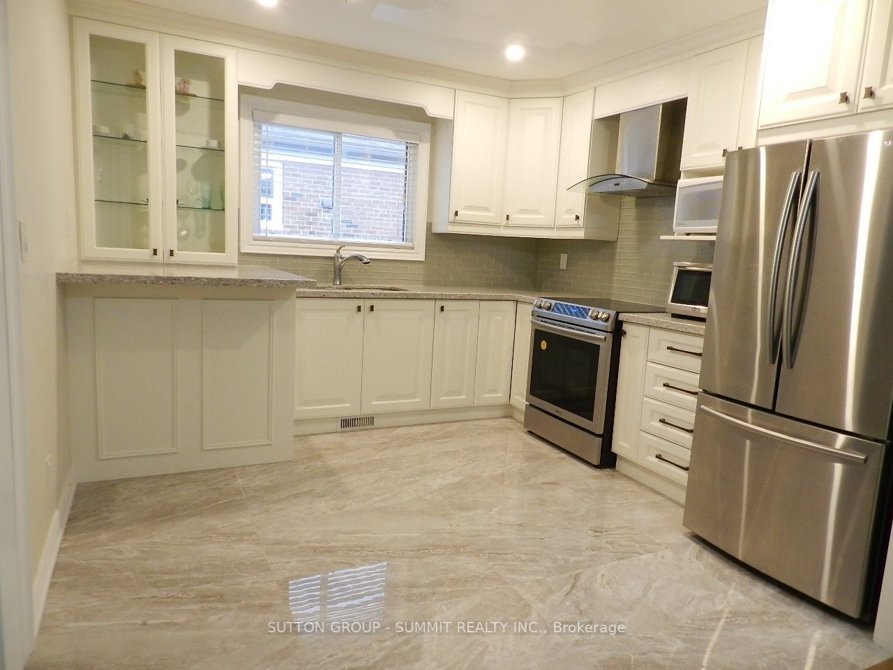 3581 Queenston Dr