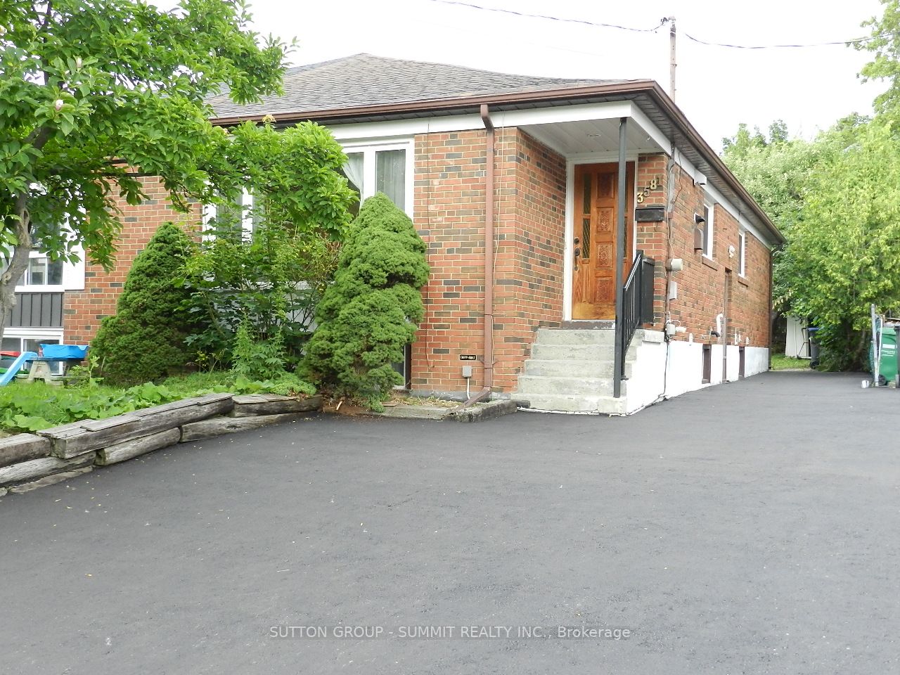 3581 Queenston Dr