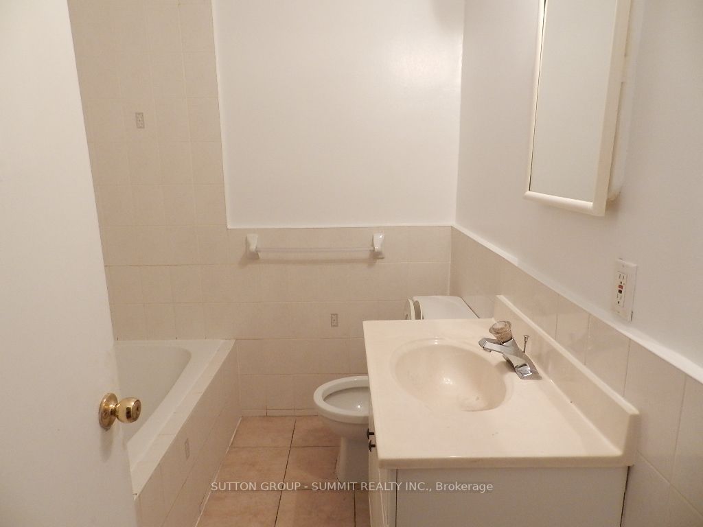 3581 Queenston Dr
