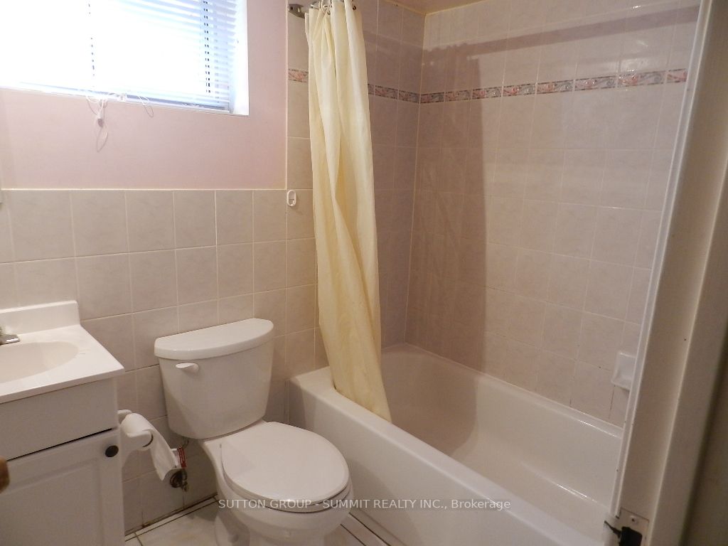 3581 Queenston Dr
