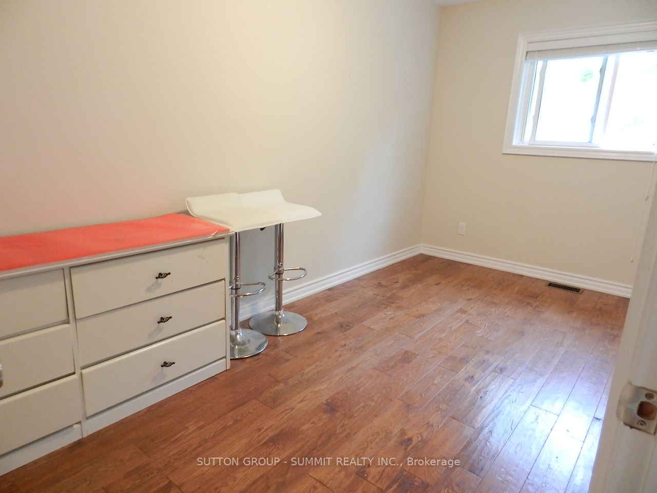 3581 Queenston Dr