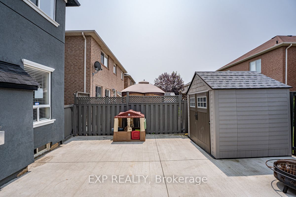 1221 Fox Cres