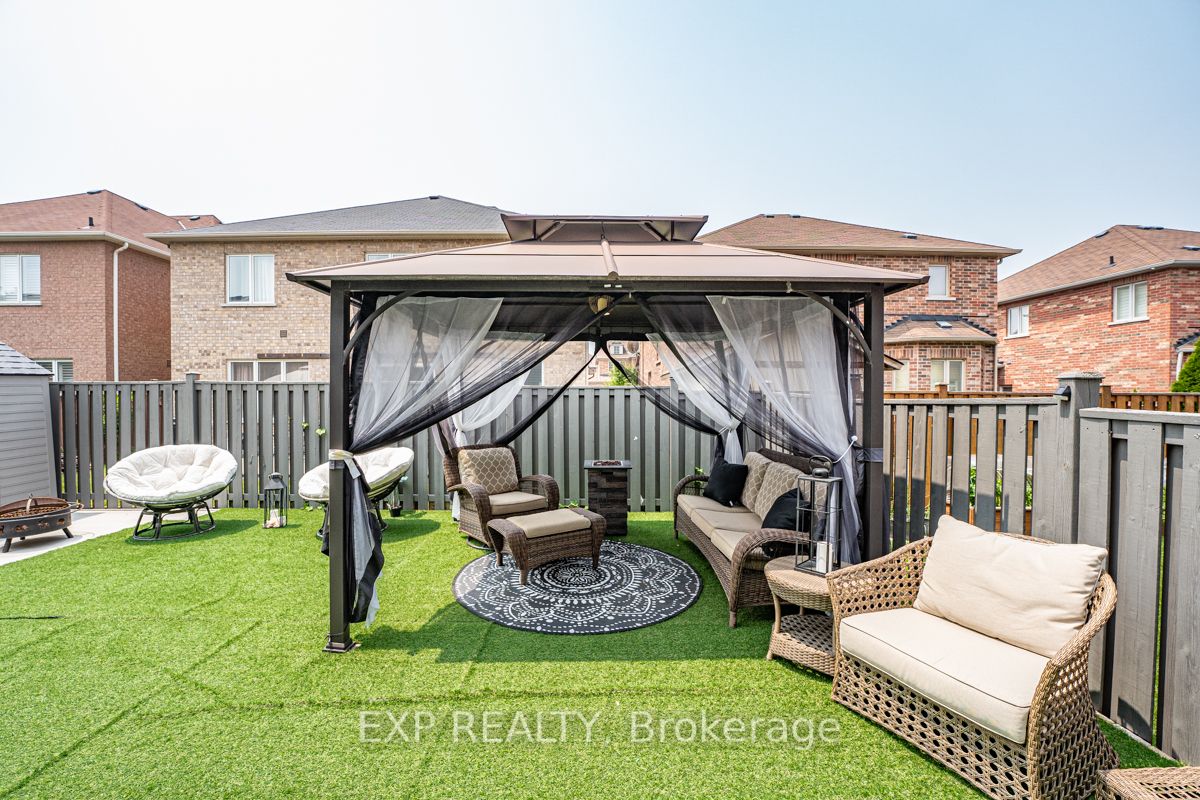 1221 Fox Cres