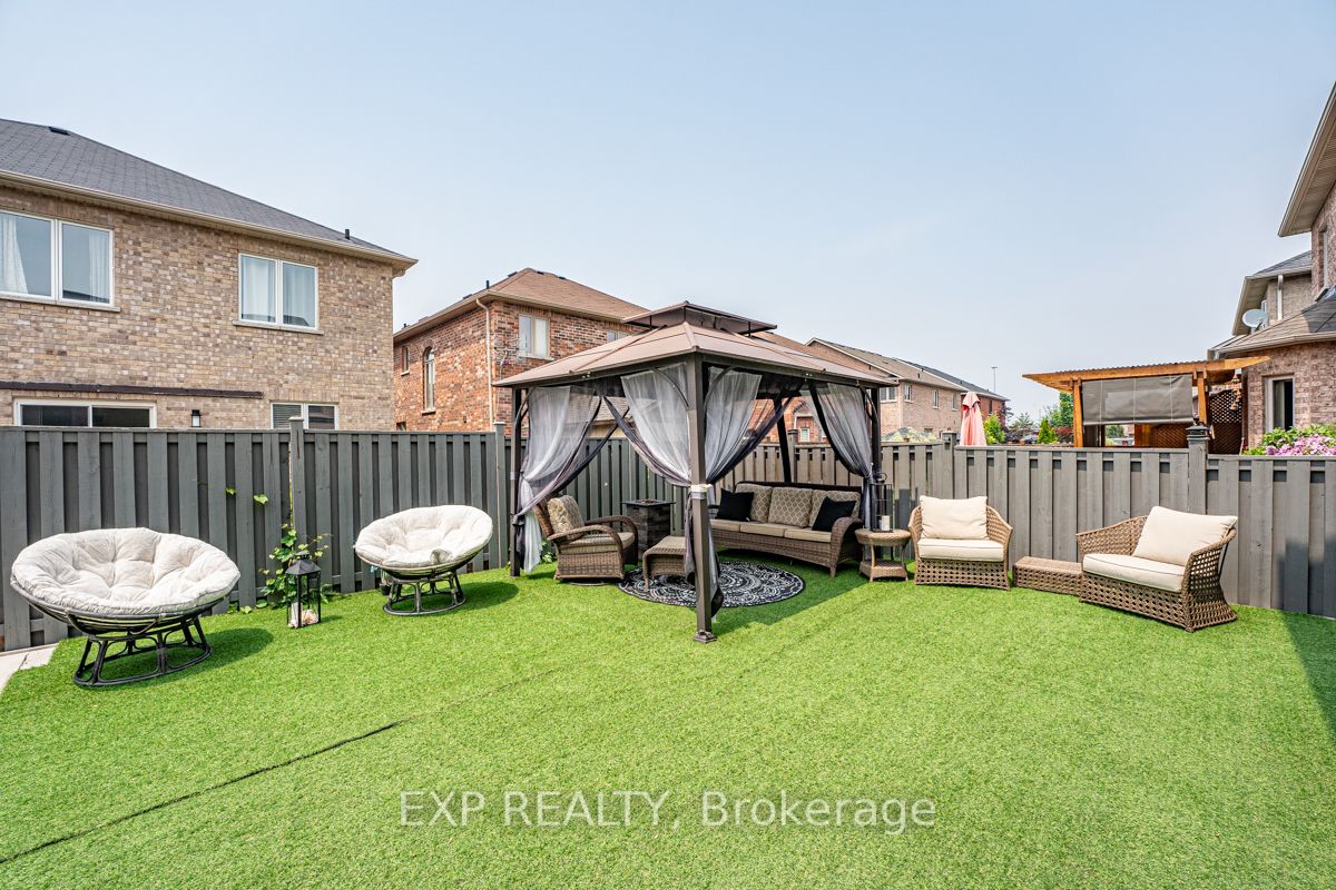 1221 Fox Cres