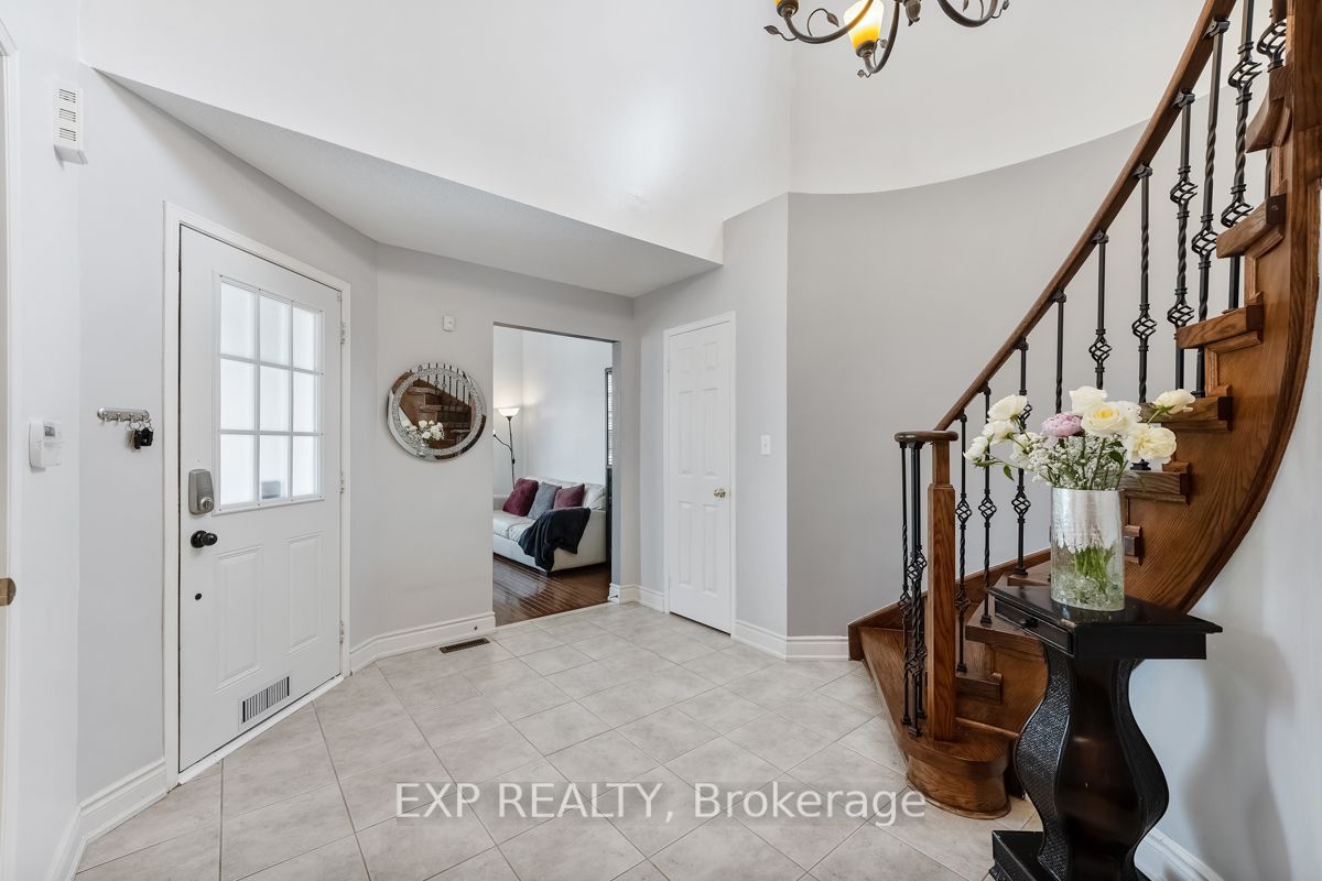 1221 Fox Cres