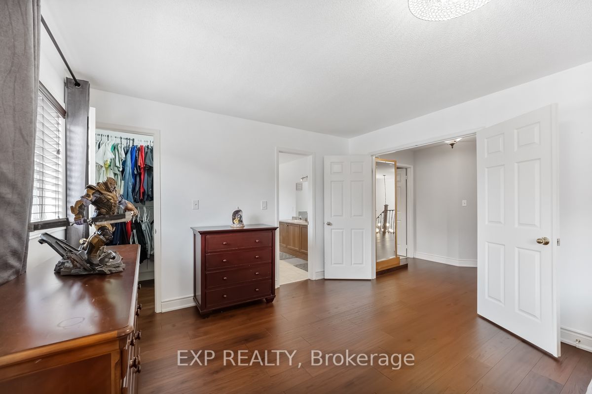 1221 Fox Cres