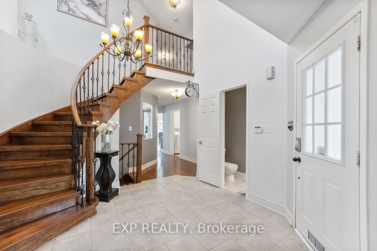 1221 Fox Cres