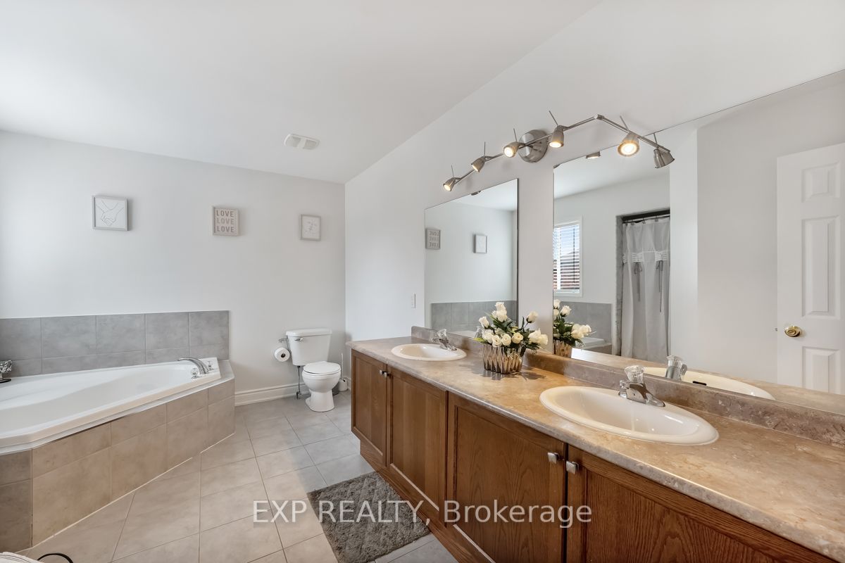 1221 Fox Cres
