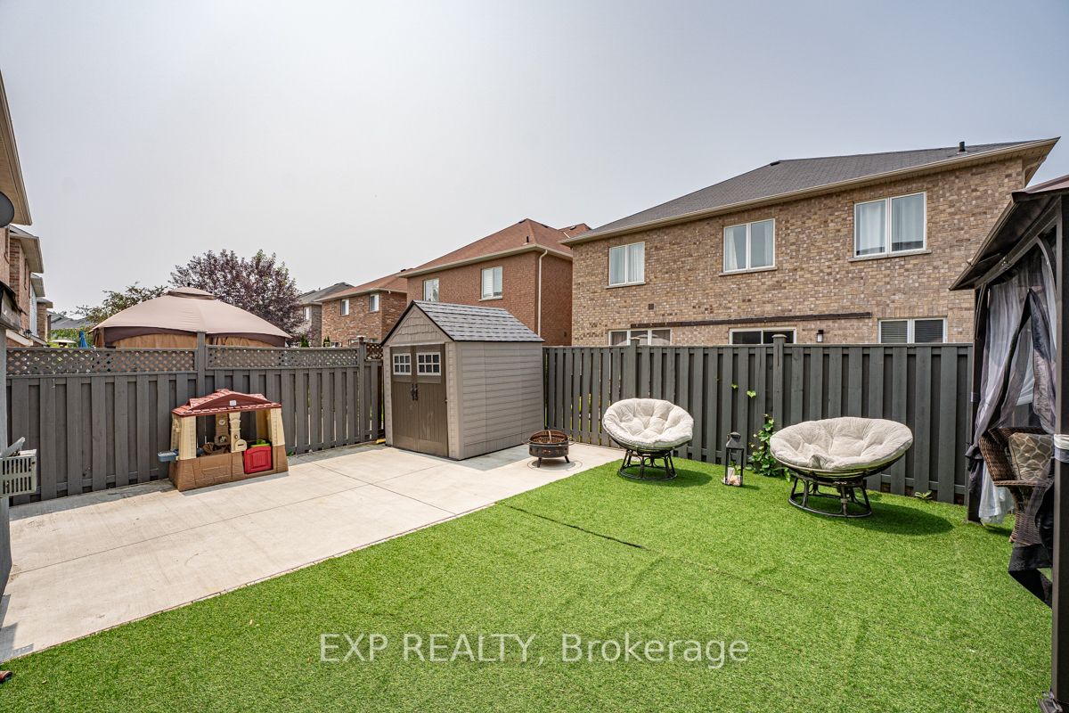 1221 Fox Cres