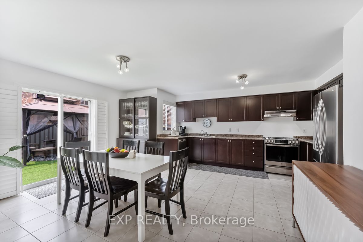 1221 Fox Cres