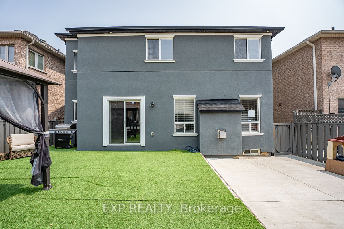 1221 Fox Cres