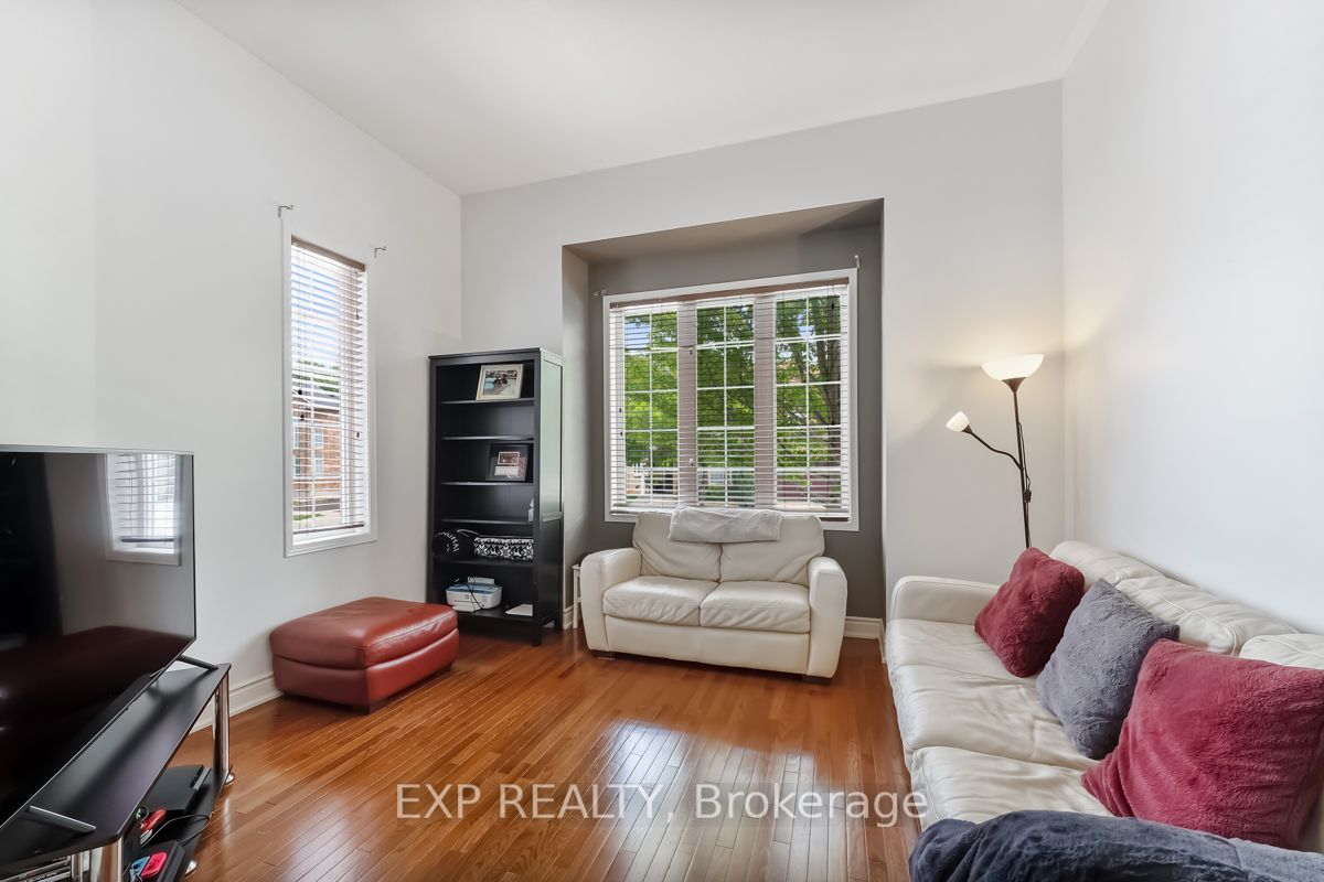 1221 Fox Cres