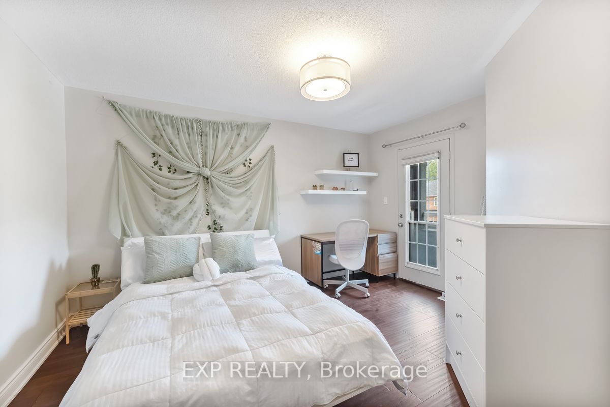1221 Fox Cres