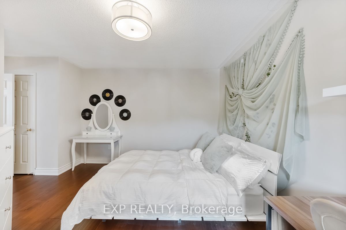 1221 Fox Cres