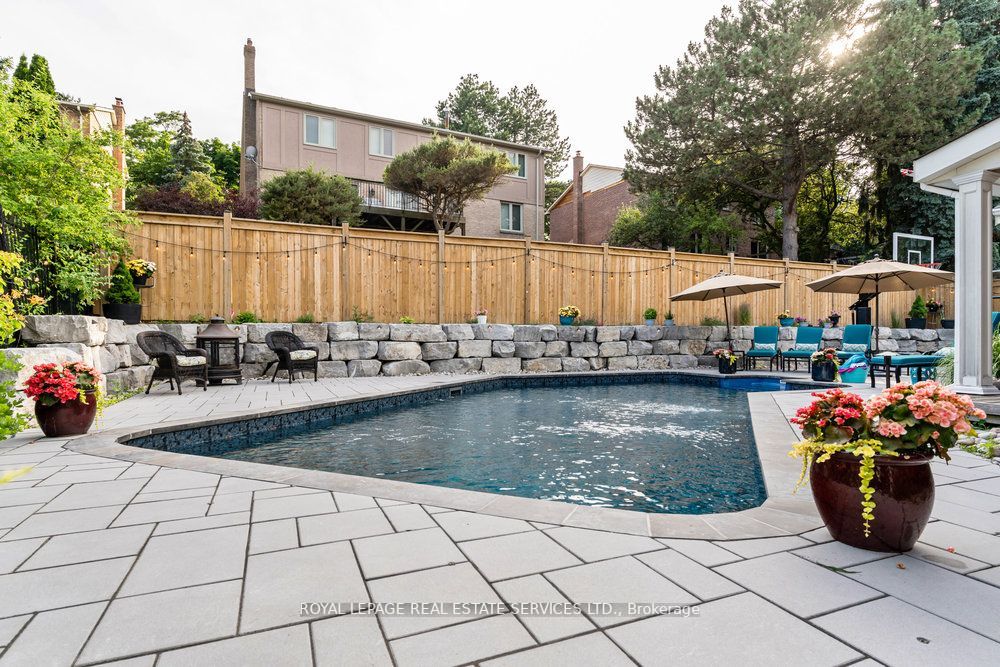 2498 Robin Dr