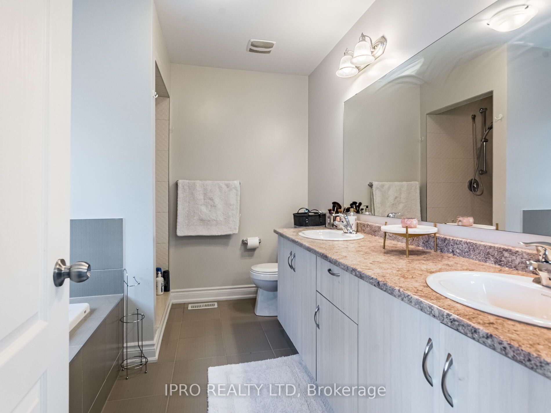 19 Little Britain Cres