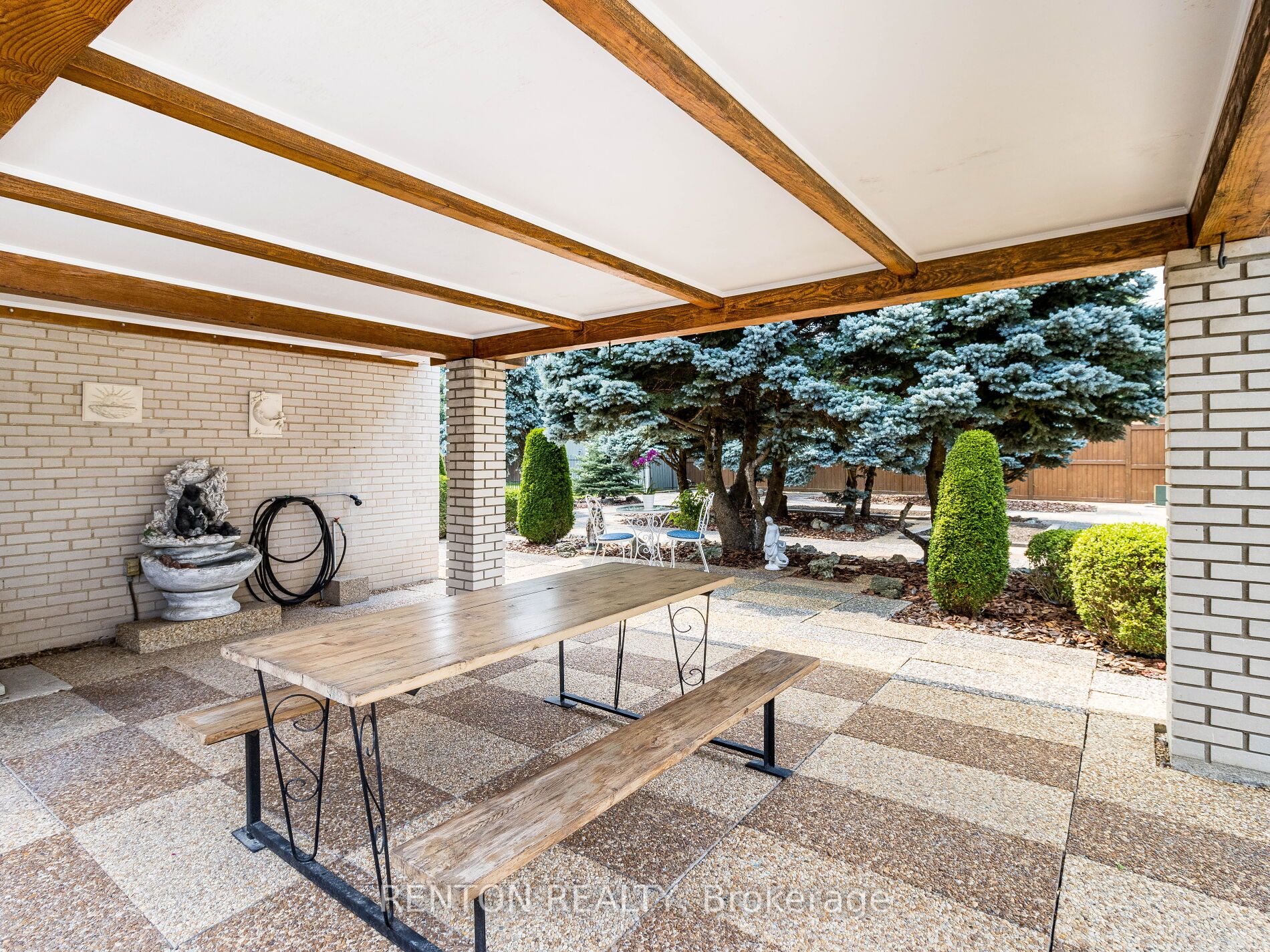 2765 Bushland Crescent