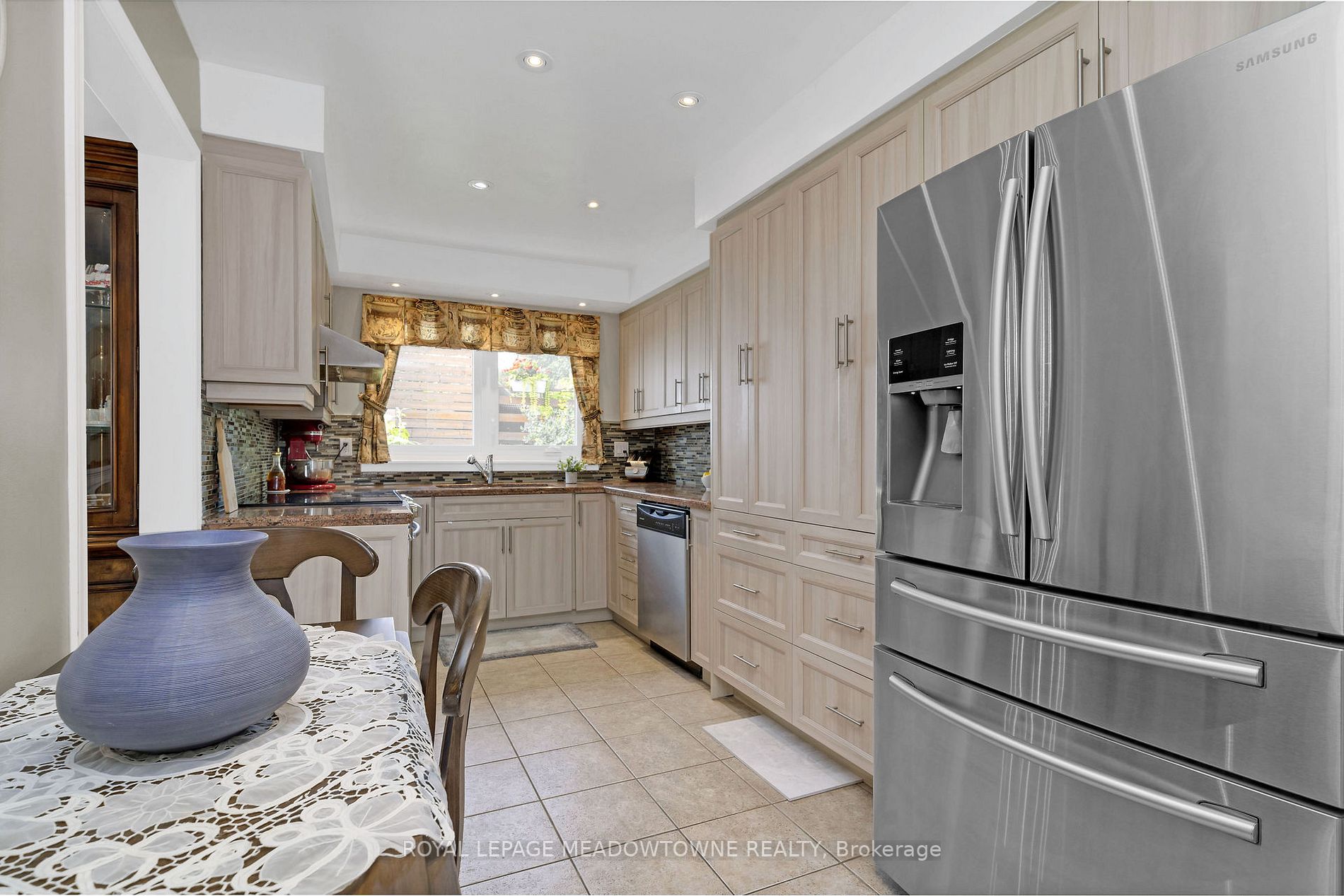 787 Applewood Crescent
