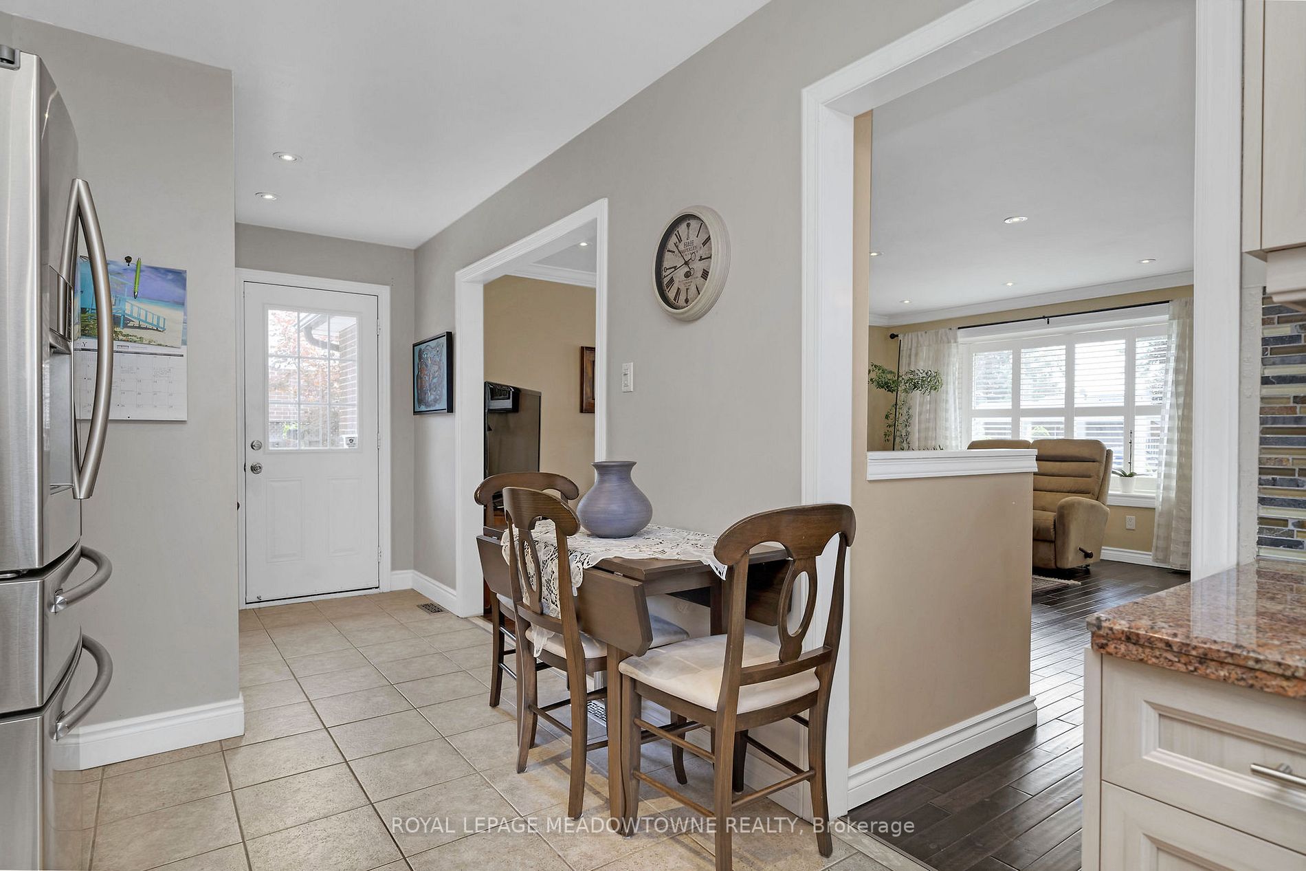 787 Applewood Crescent