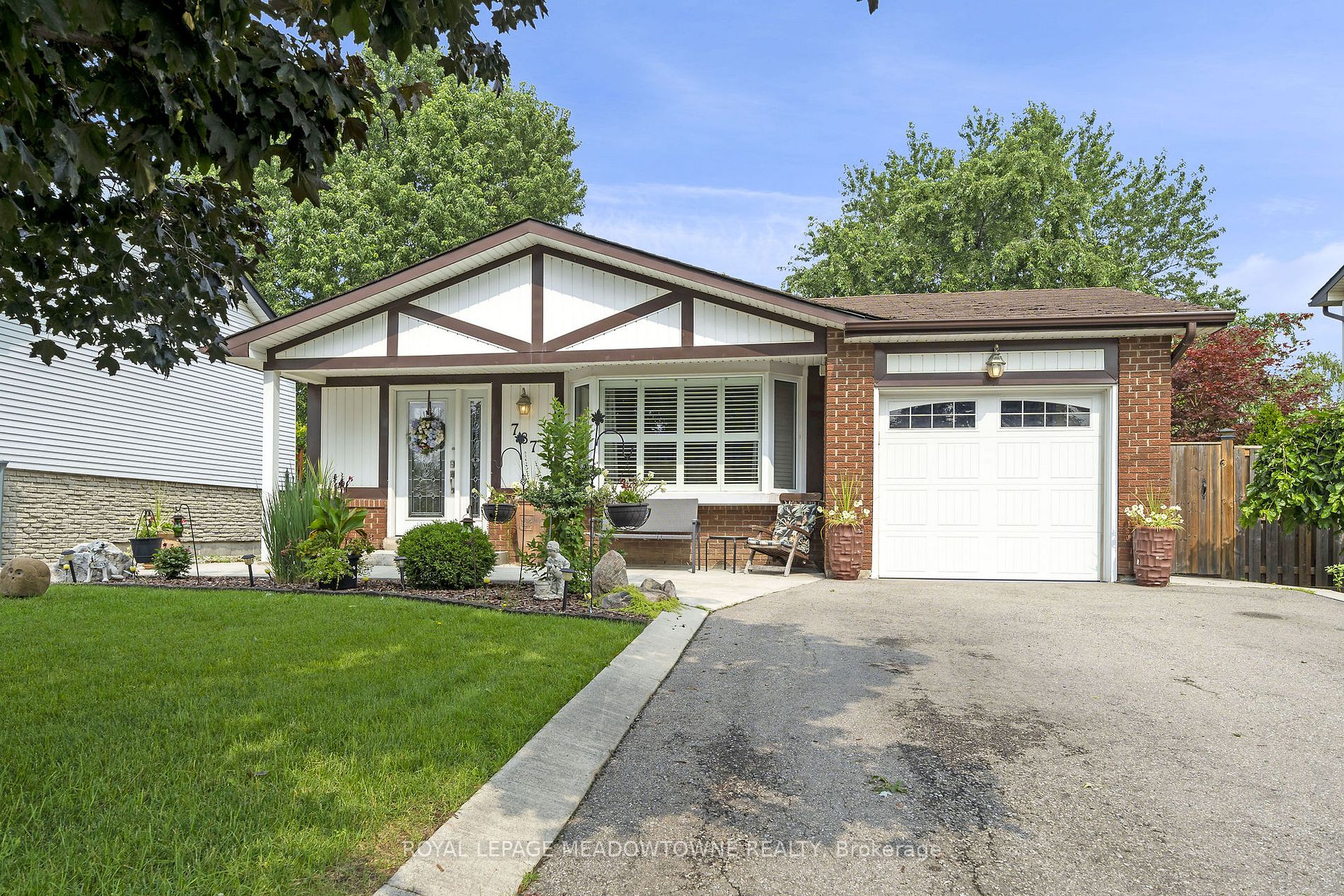 787 Applewood Crescent