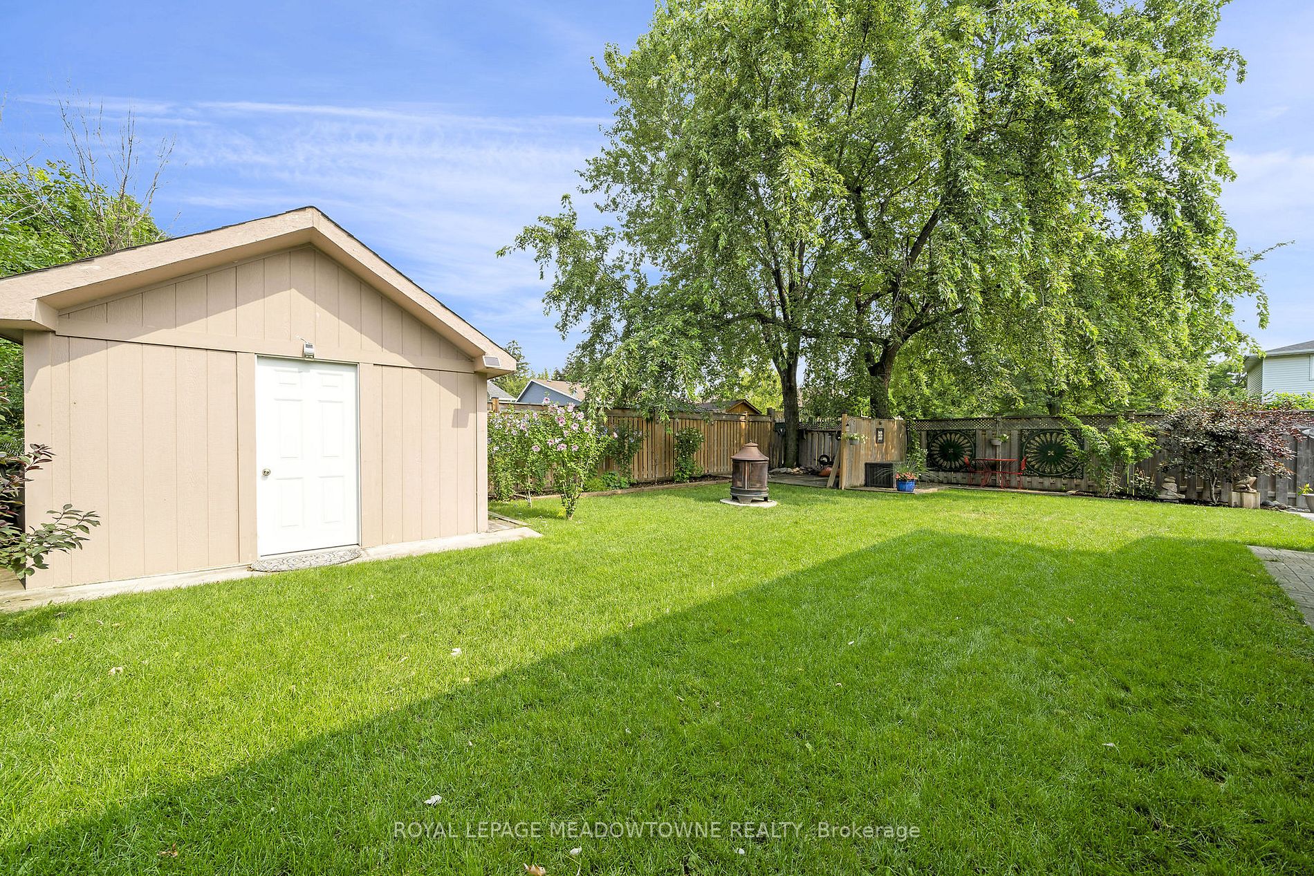 787 Applewood Crescent