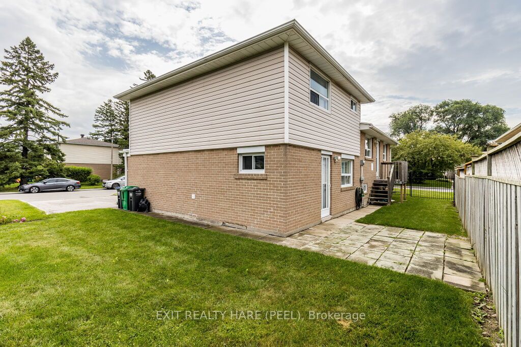 11 Parkend Ave