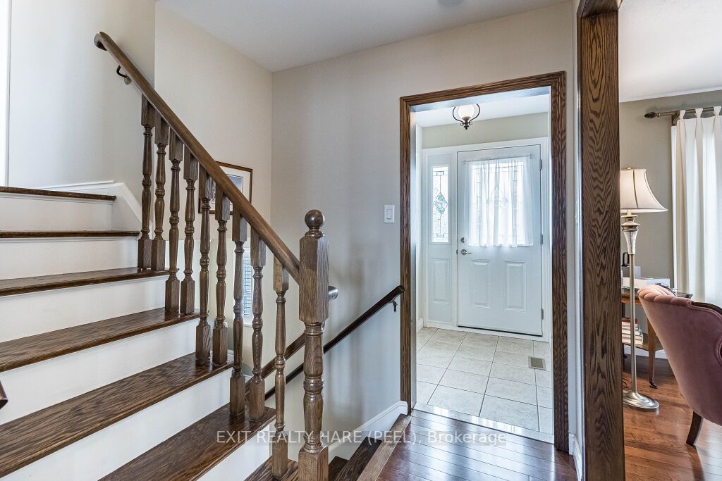 11 Parkend Ave