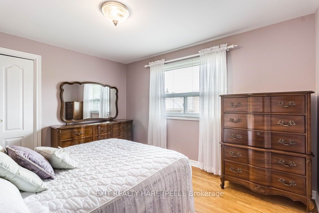 11 Parkend Ave