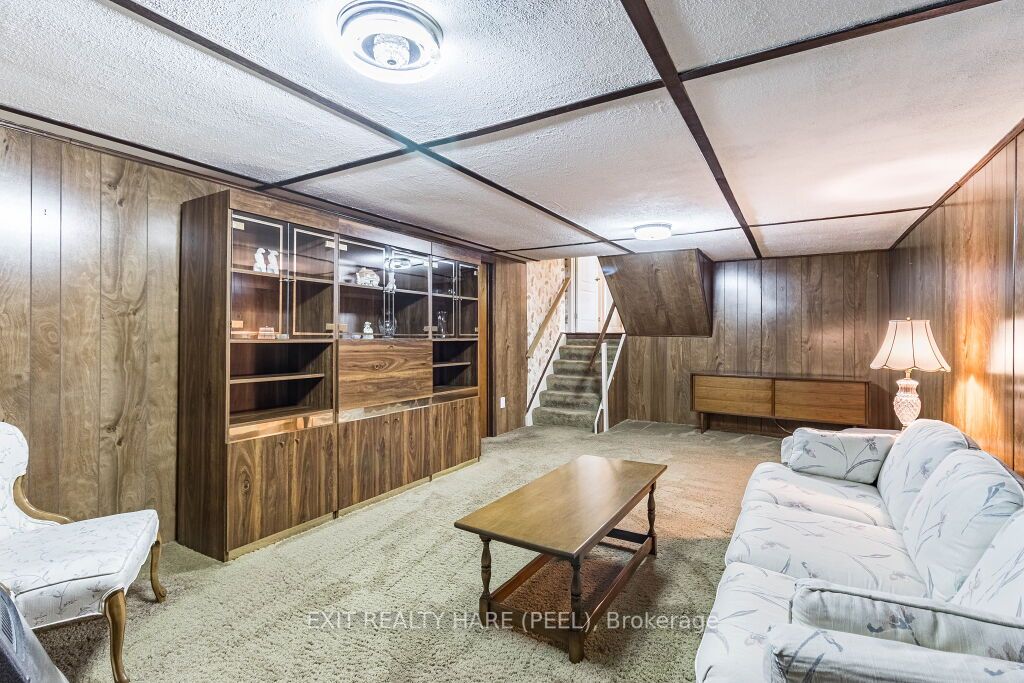 11 Parkend Ave