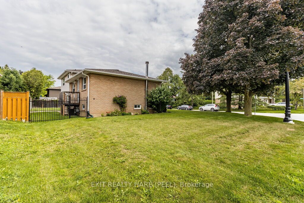 11 Parkend Ave