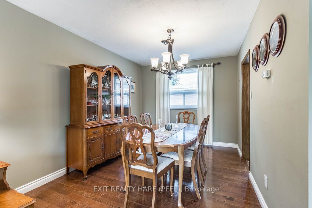11 Parkend Ave