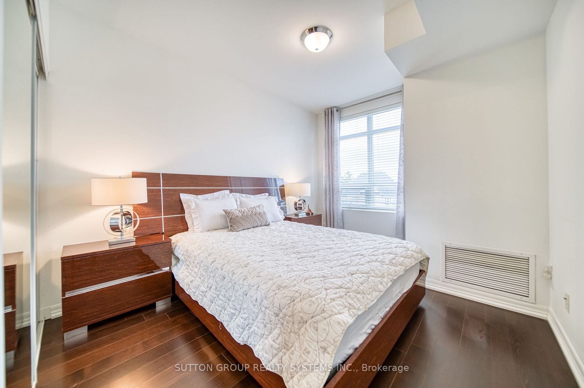 3563 Lake Shore Blvd W, #304