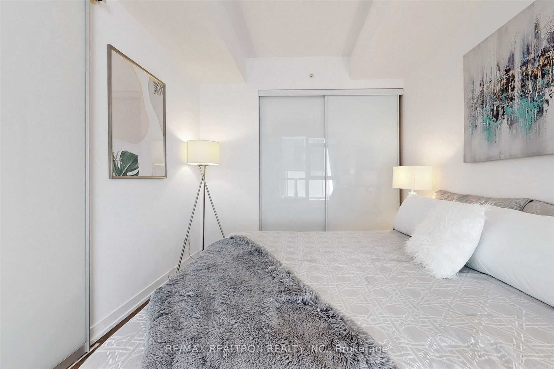 36 Howard Park Ave, #302
