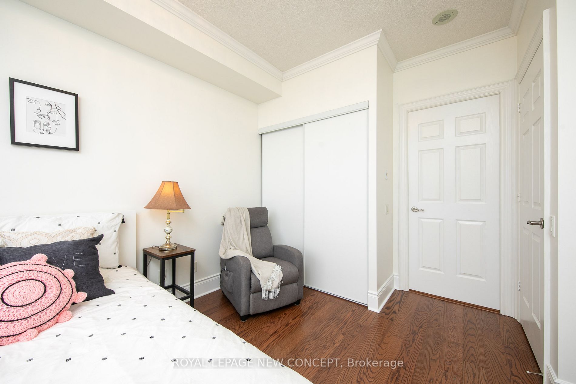 5229 Dundas St W, #1806